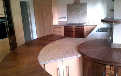 A ‘Glam White’ curved granite worktop