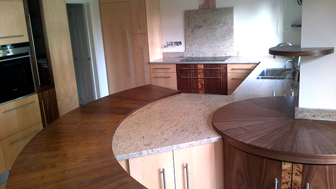 A ‘Glam White’ curved granite worktop